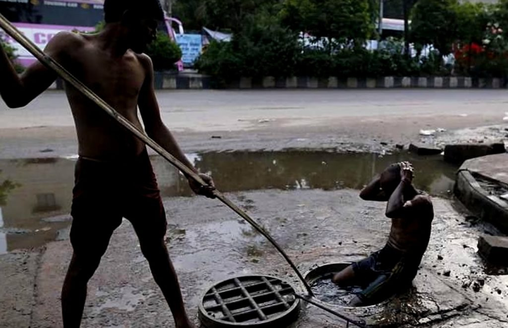 Грязная работа. Чистильщик канализации в Бангладеш. Чистильщик канализации в Индии. Бангладеш чистильщик каналов.